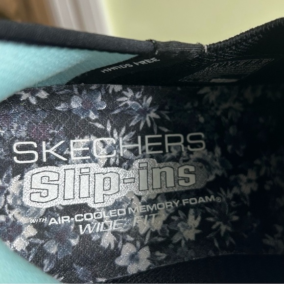 Skechers Women's 8 Wide Virtue Sleek Hands Free Slip-Ins Sneakers Black 104425W - Picture 11 of 12